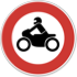 Grafika prometnega znaka ki označuje prepoved prometa za motorna kolesa, motorna kolesa s stransko prikolico, motorna trikolesa in mopede.