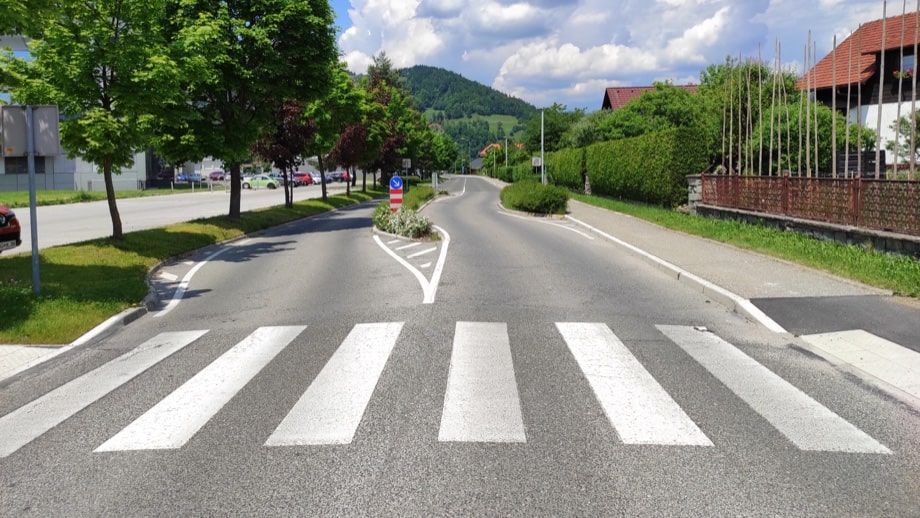 Premik osi vozišča na dvosmerni cesti. Naprava za umirjanje prometa v Slovenj Gradcu.