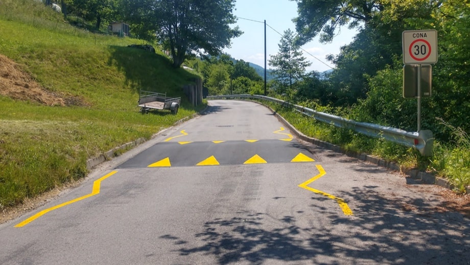 Grbina na ozki in nepregledni cesti. Naprava za umirjanje prometa v Dravogradu.