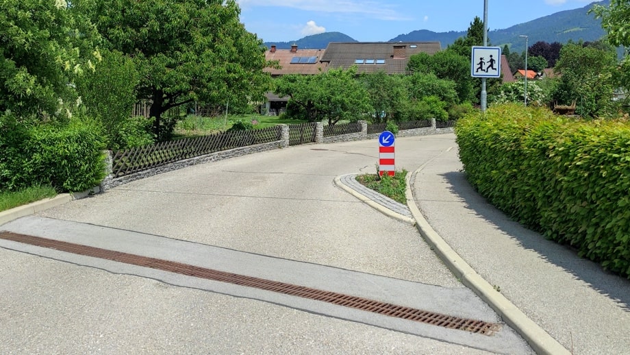 Stranska ovira. Naprava za umirjanje prometa v Slovenj Gradcu.
