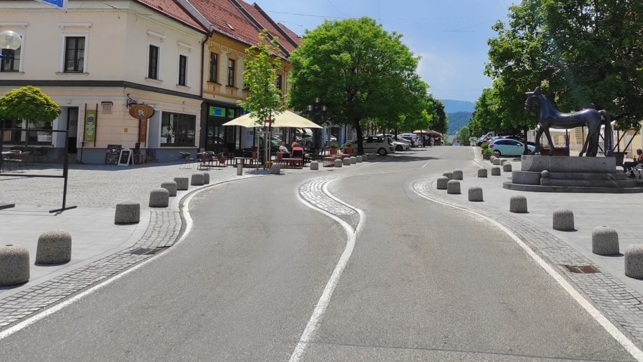 Netipična, a učinkovita in izvirna rešitev za umirjanje prometa z zamikom vozišča v središču Slovenj Gradca.